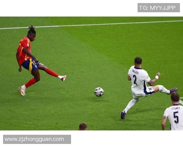 外国足球明星热玩足球游戏精彩瞬间全纪录竞技技巧与幽默互动并存